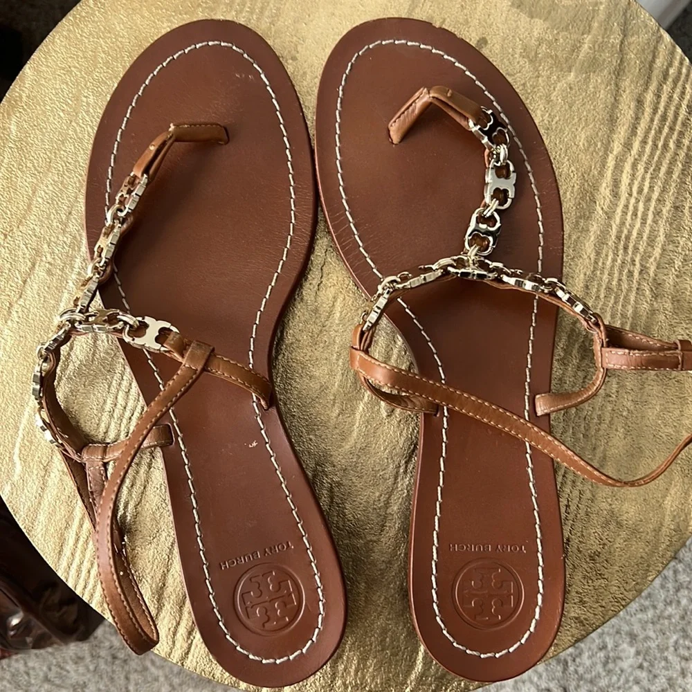 Tory Burch Gemini brown T-strap sandal,  gold metal link hardware, size 8 - Picture 9 of 12